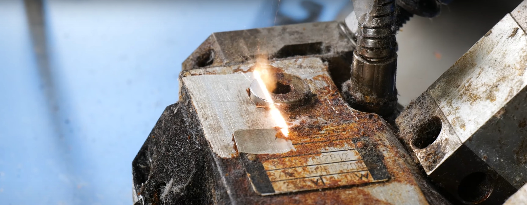 Zařízení pro mechanické vytlačování a vyhrdlování trubek